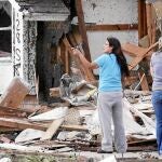 Vecinos de Oklahoma realizan tareas de limpieza y reconstrucción en sus viviendas