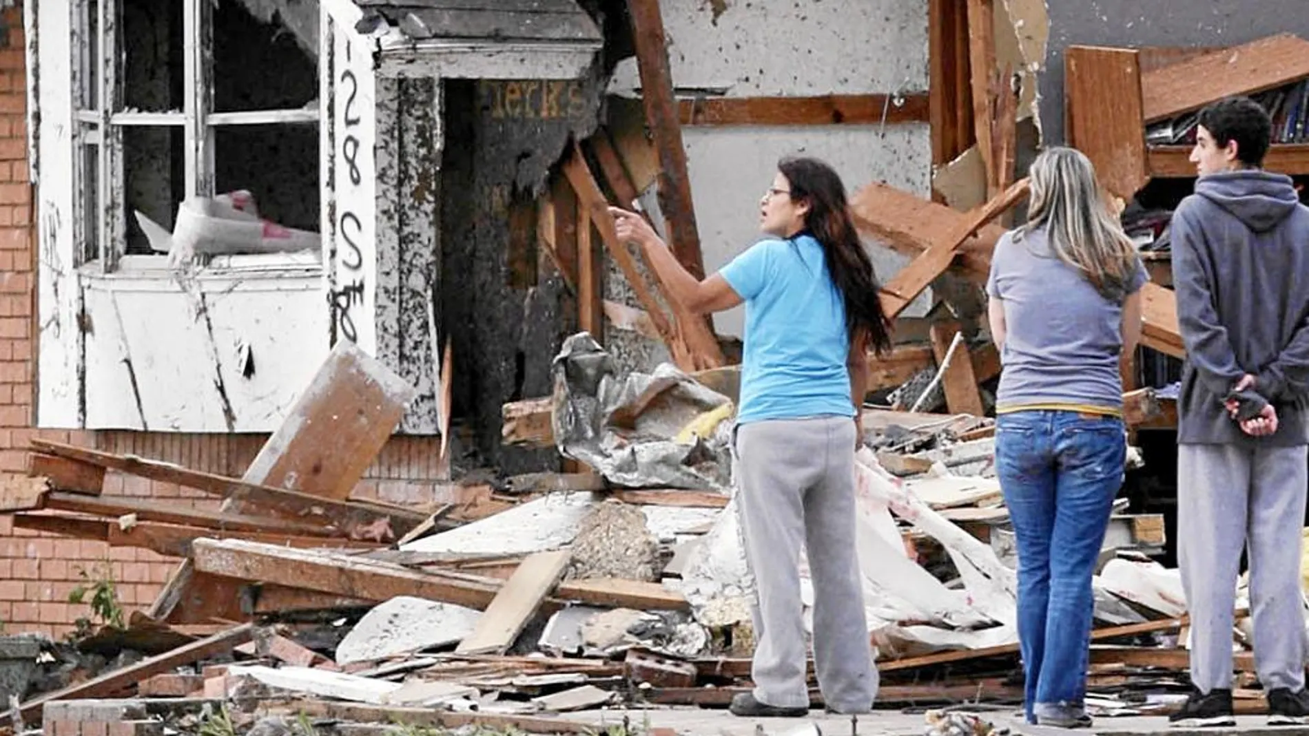 Vecinos de Oklahoma realizan tareas de limpieza y reconstrucción en sus viviendas