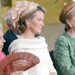 En primera línea: Fabiola y Paola flanquean a la nueva reina de Bélgica, Matilde, ayer durante la ceremonia de abdicación