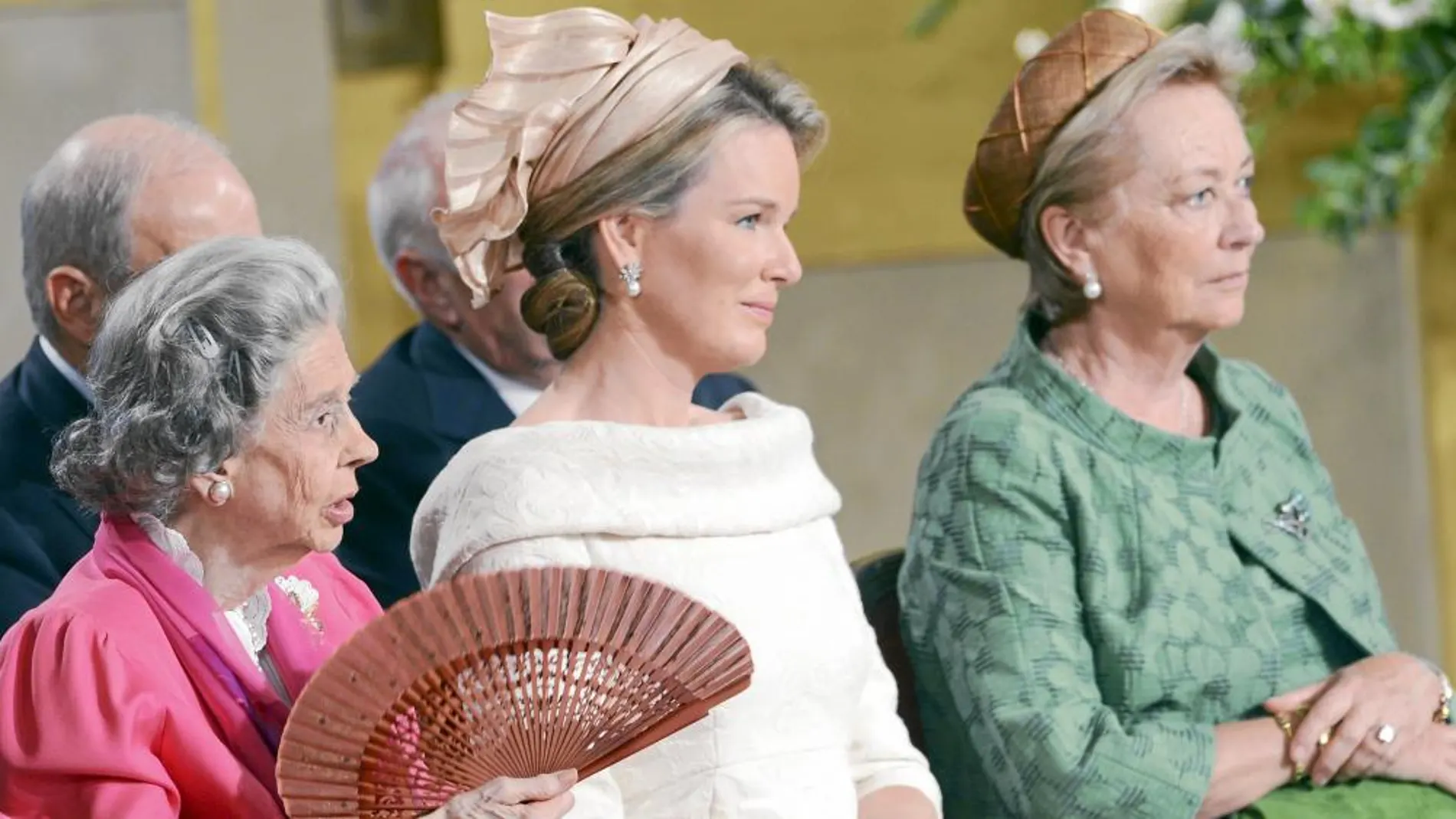 En primera línea: Fabiola y Paola flanquean a la nueva reina de Bélgica, Matilde, ayer durante la ceremonia de abdicación