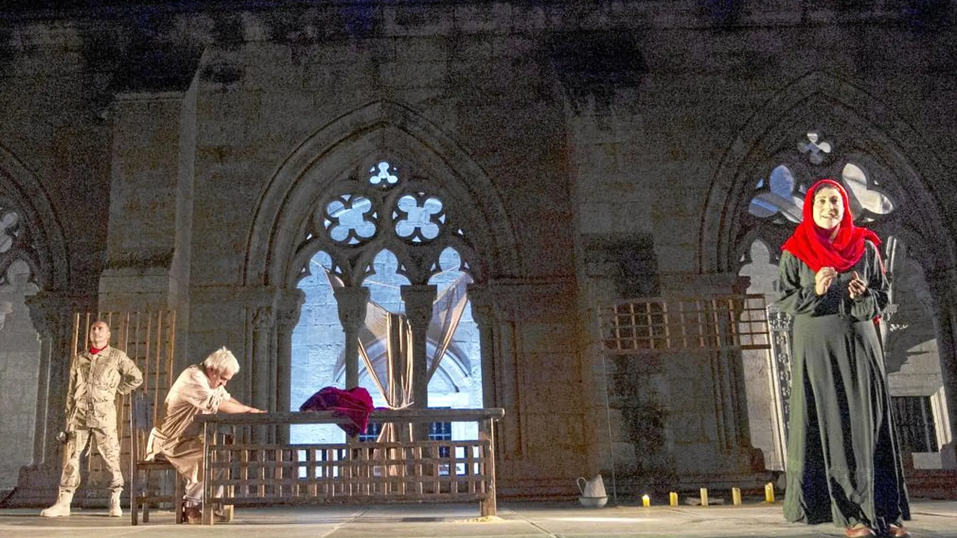 Actuación de la compañía de Teatro del Azar de Valladolid en la Claustro de la Catedral de Ciudad Rodrigo
