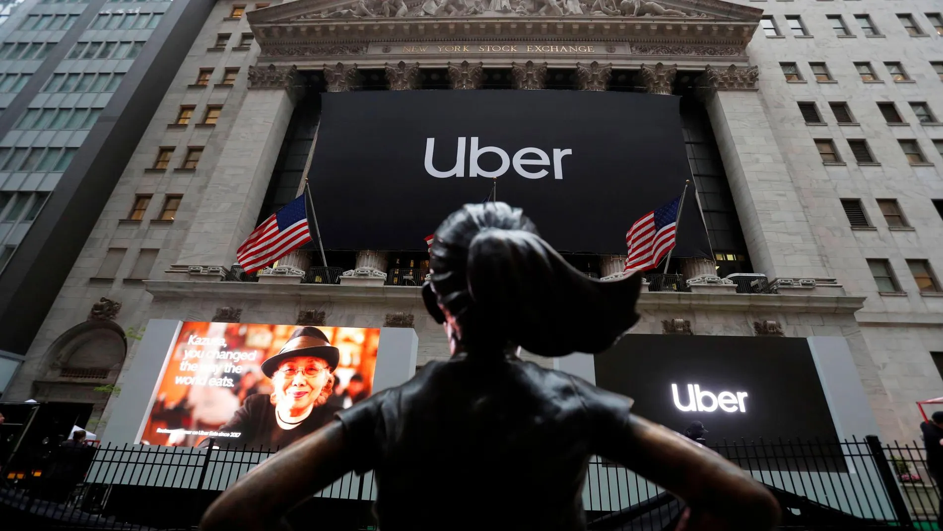 La Niña Sin Miedo de Estados Unidos posa frente al anuncio de que Uber asalta la bolsa de Estados Unidos
