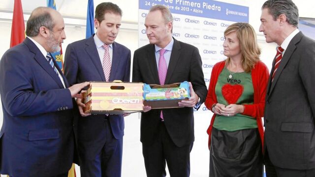 Fabra asistió a la colocación de la primera piedra de la nueva factoría del grupo Obeikan Investment Group en Alzira