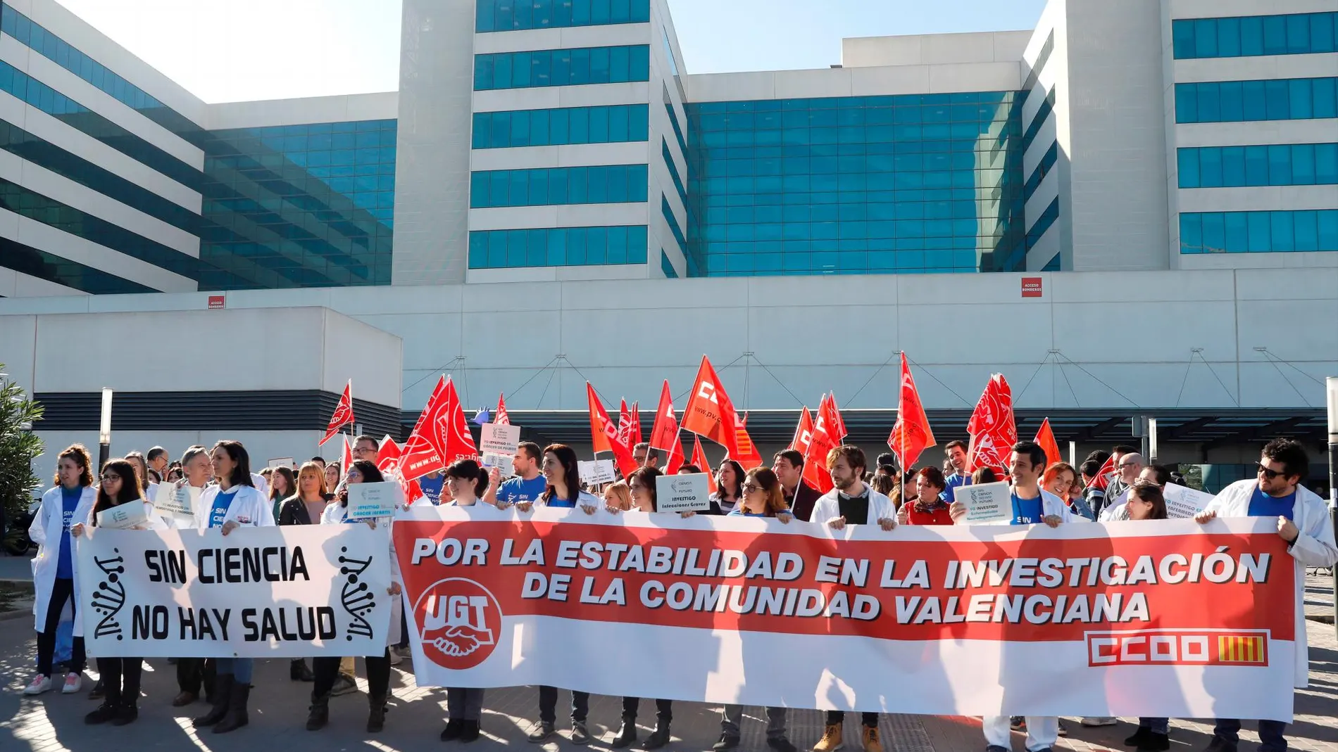 El personal del Instituto de Investigación La Fe se concentró ayer a las puertas del centro hospitalario para reclamar mejores condiciones laborales y denunciar la temporalidad del sector