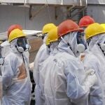 OPERARIOS inspeccionan el tanque de agua contaminada en Fukushima (Japón)