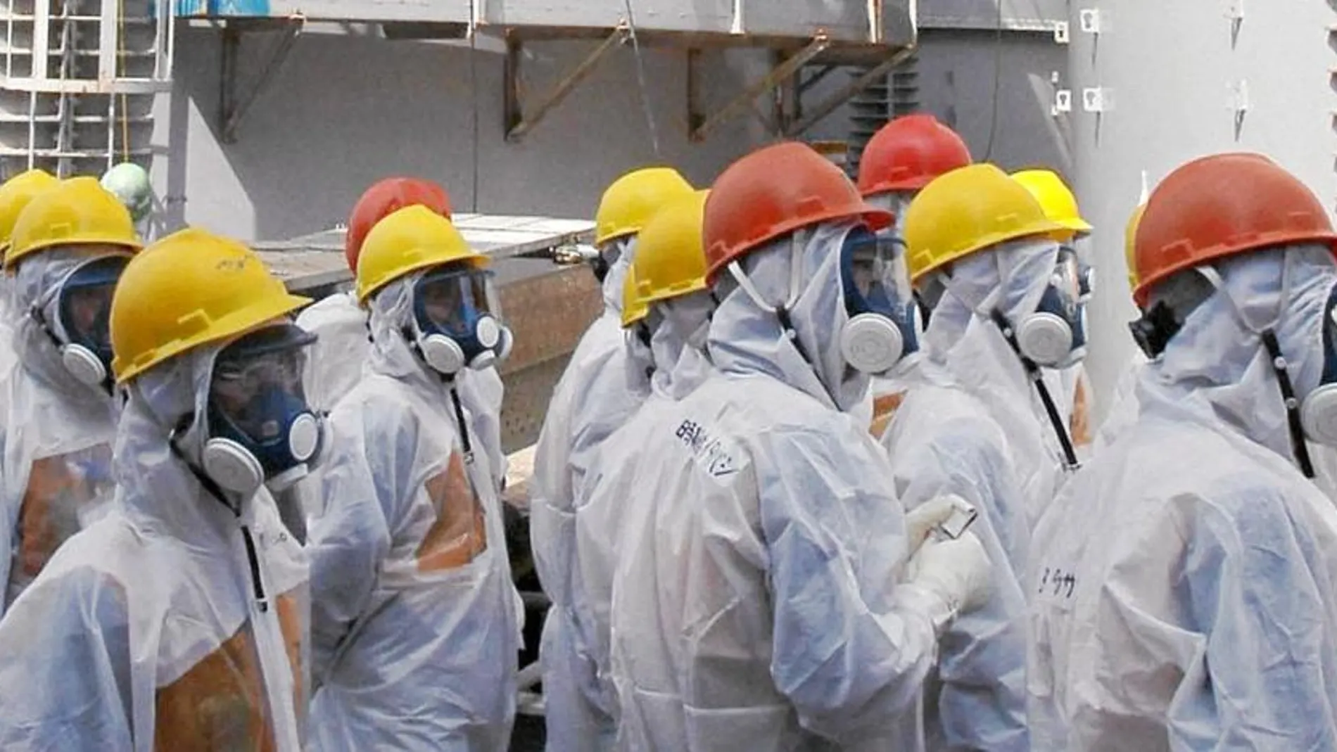 OPERARIOS inspeccionan el tanque de agua contaminada en Fukushima (Japón)