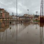Alzira se ha visto afectada por las lluvias de los últimos días. Arriba, la imagen del patio de un colegio de la localidad