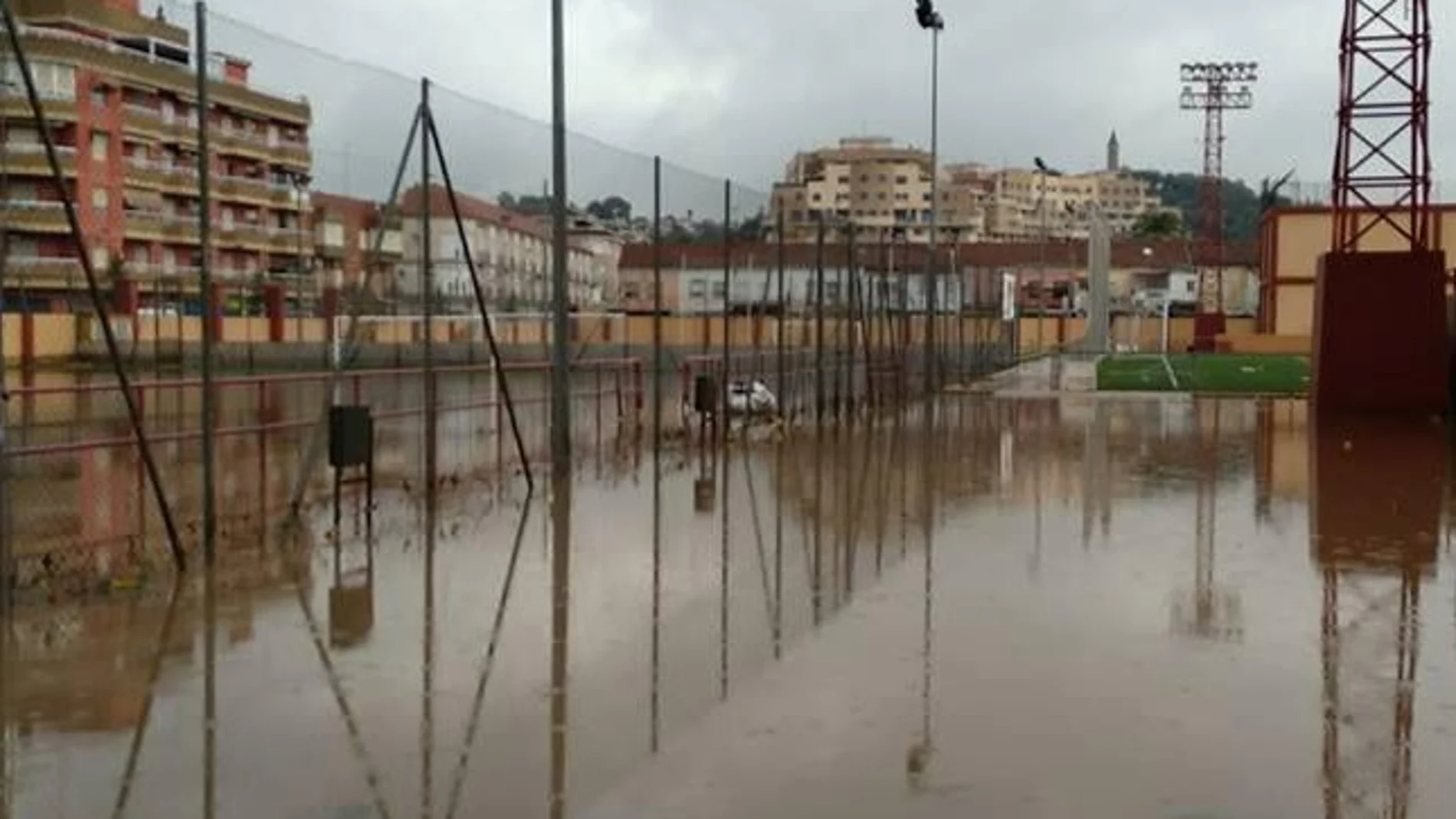 Alzira se ha visto afectada por las lluvias de los últimos días. Arriba, la imagen del patio de un colegio de la localidad