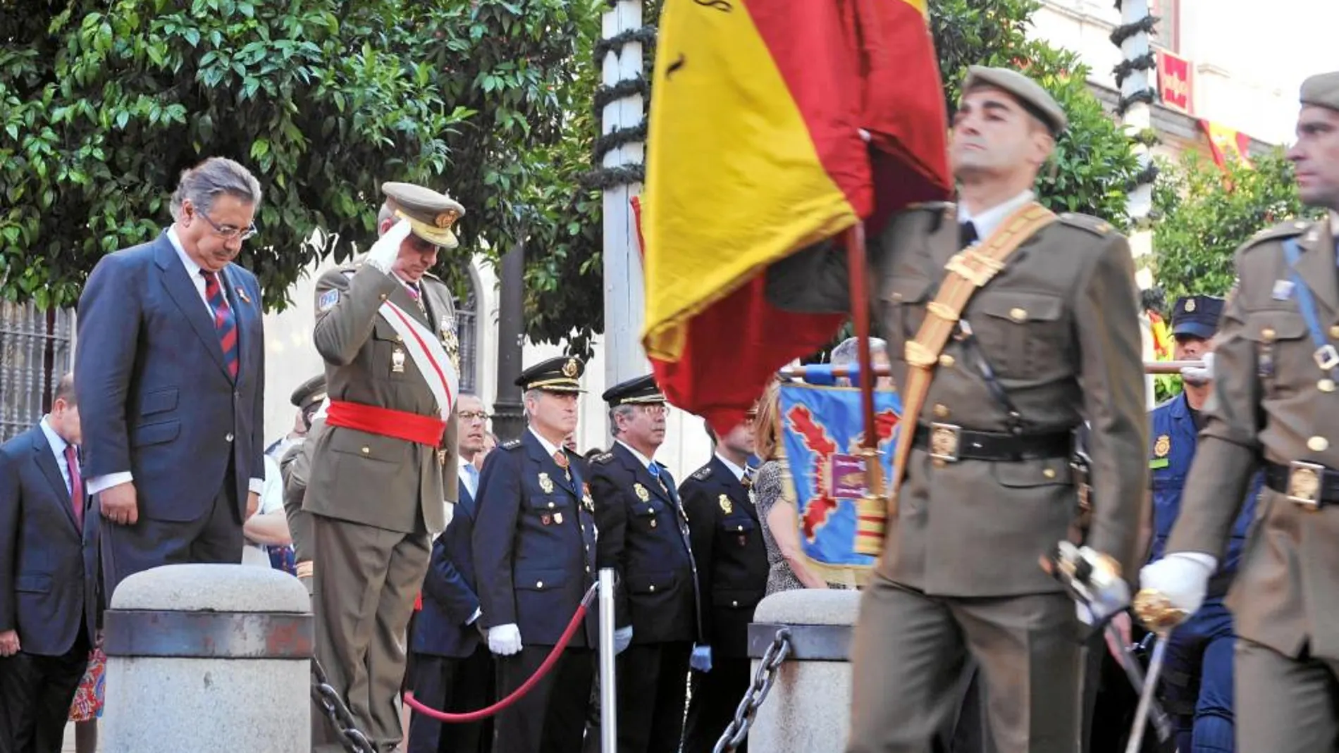 Un momento del acto militar celebrado ayer en la Plaza Nueva de Sevilla, con la participación de las unidades de ingenieros