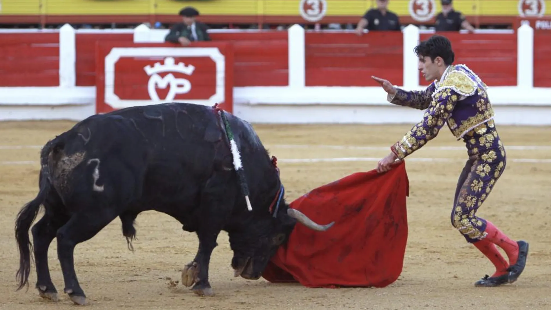 El extremeño simula la suerte suprema a «Taco», toro de Zalduendo indultado ayer en Mérida