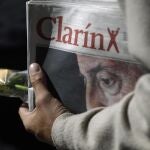 El grupo Clarín libra la batalla contra el poder desde sus editoriales, donde insiste en que «los gobiernos pasan, pero "Clarín"prevalece»
