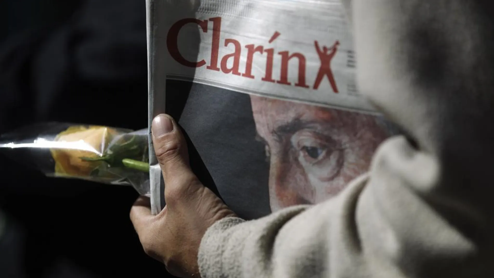 El grupo Clarín libra la batalla contra el poder desde sus editoriales, donde insiste en que «los gobiernos pasan, pero "Clarín"prevalece»