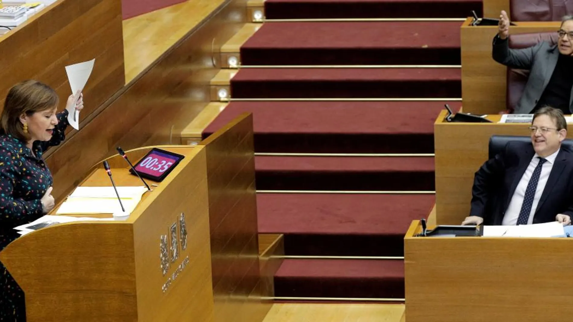 La síndica Isabel Bonig le preguntó a Puig si avalaba las palabras de Morera denunciando que en España hay presos políticos. El presidente contestó con evasivas