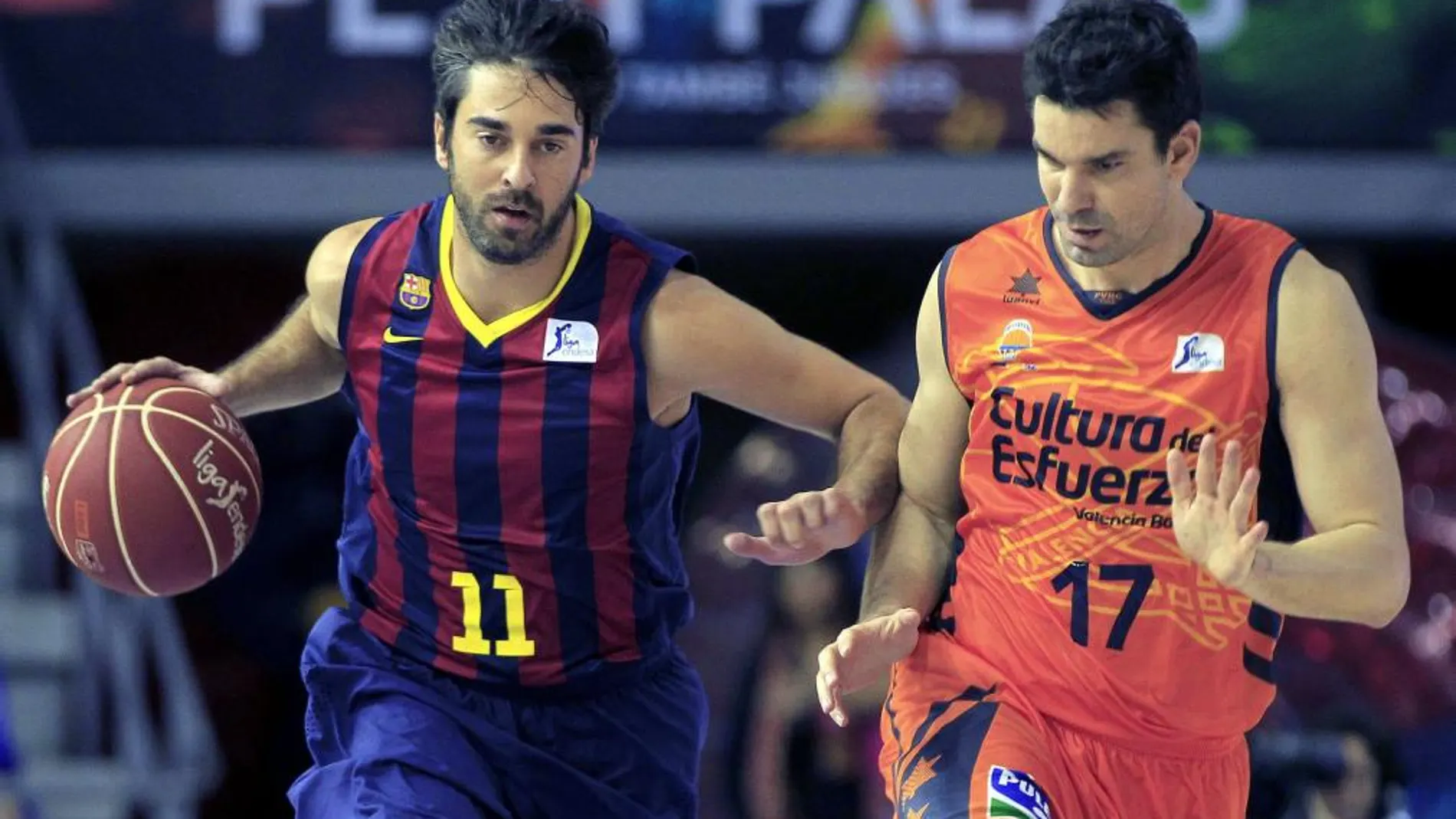 El escolta del Barcelona Juan Carlos Navarro intenta superar la defensa del escolta del Valencia Basket Rafa Martínez