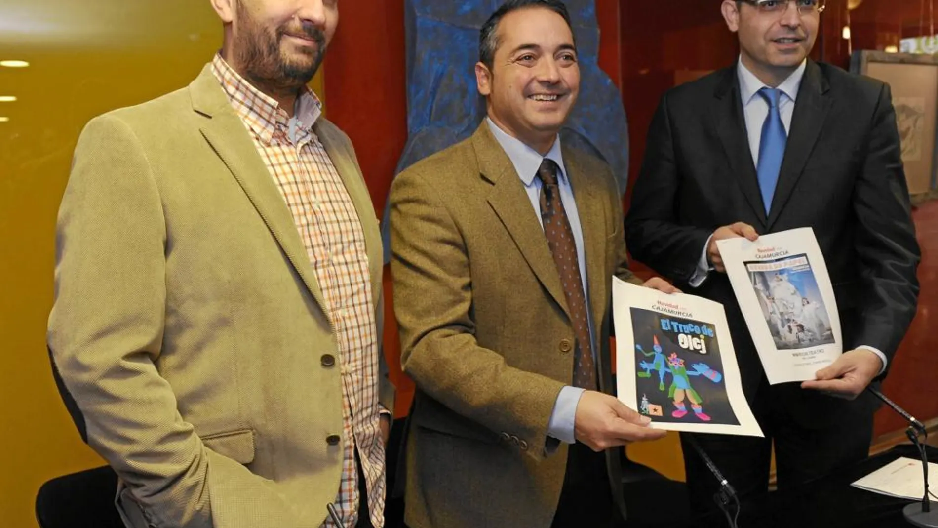 El concejal de Cultura de Murcia, Rafael Gómez (centro), y el presidente de la Fundación Cajamurcia, Pascual Martínez (derecha), presentaron la programación