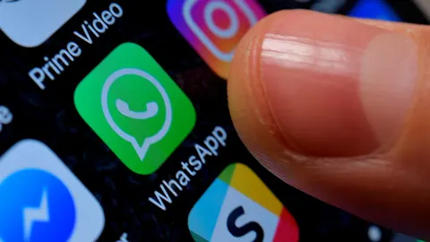 Un usuario activa WhatsApp en su móvil. EFE/SASCHA STEINBACH/ILUSTRACIÓN