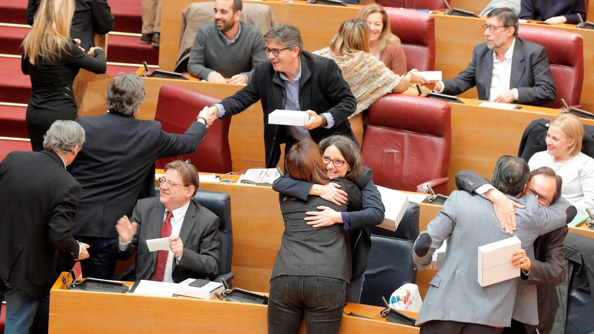 Bonig y Puig se dieron un abrazo ante los aplausos de los diputados. El resto acudió a sus adversarios políticos a entregar las doce uvas
