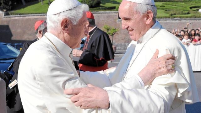 Los dos Papas volvieron a abrazarse públicamente durante la inauguración de una estatua del arcángel San Miguel en los jardines vaticanos