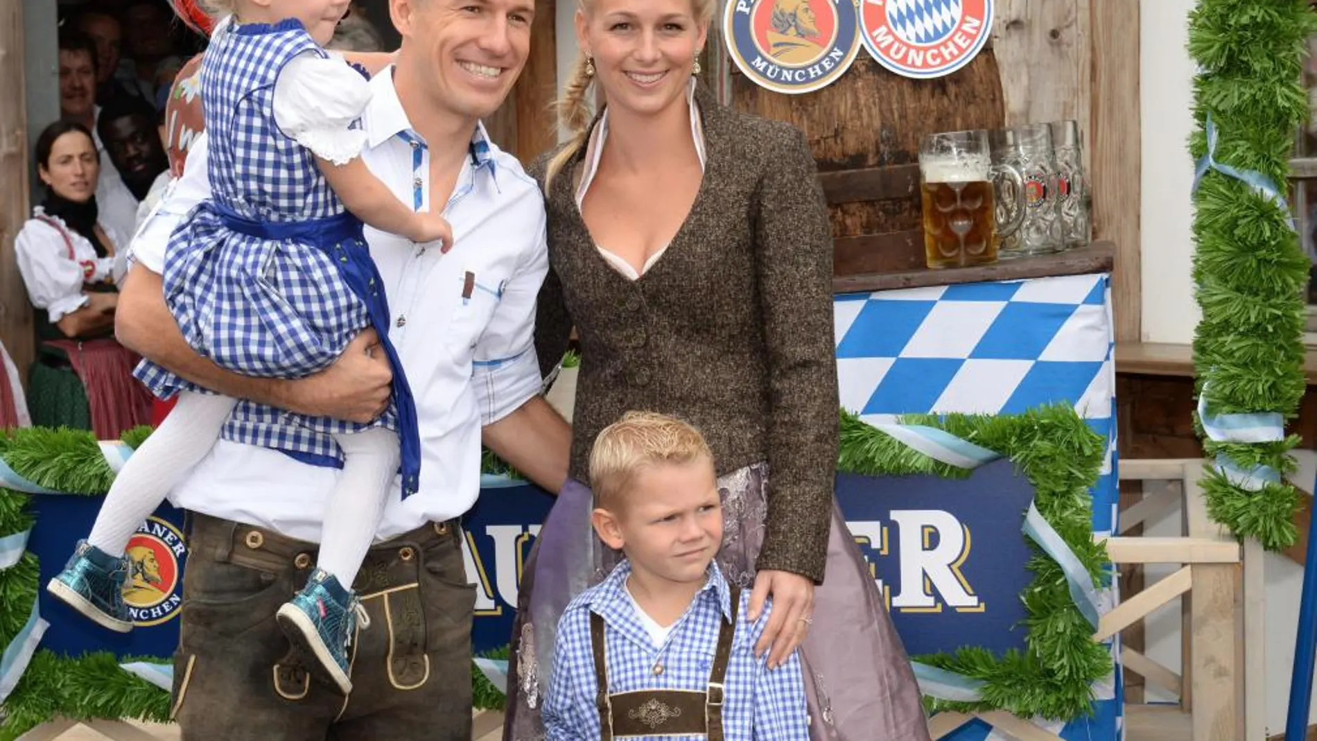 Arjen Robben, su mujer, Bernadien, y sus hijos