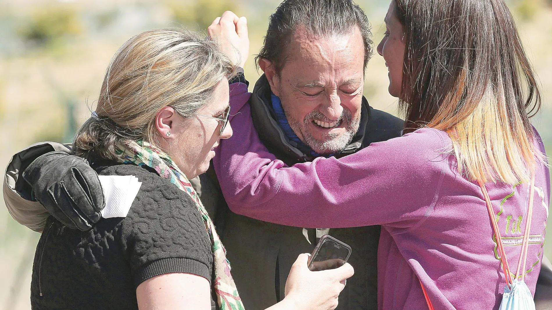 Julian Muñoz junto a sus hijas Elia y Eloisa durante un permiso penitenciario / Gtres