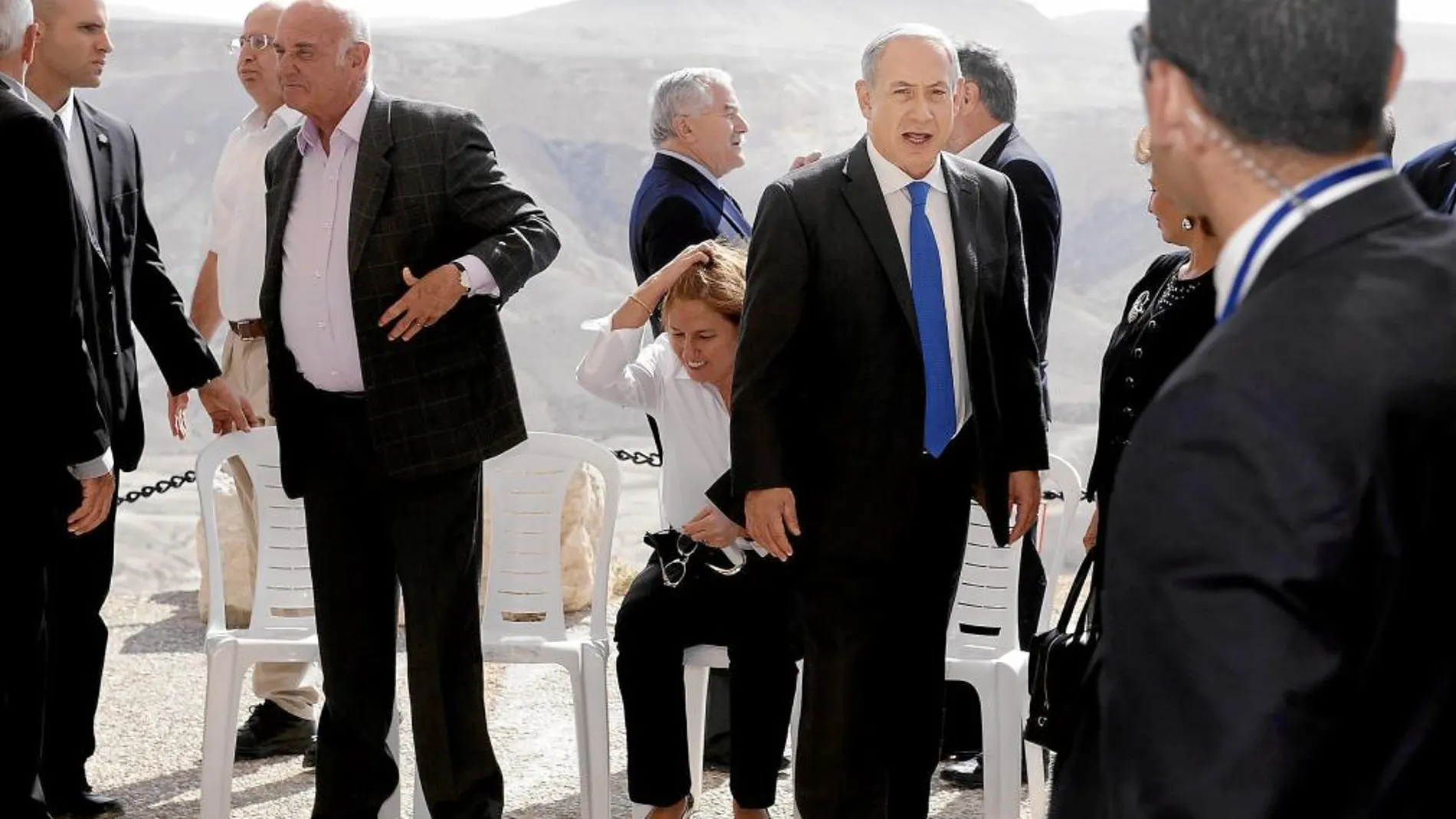 El «premier» israelí, Benjamin Netanyahu, tras posar con su Gabinete en Sde Boker