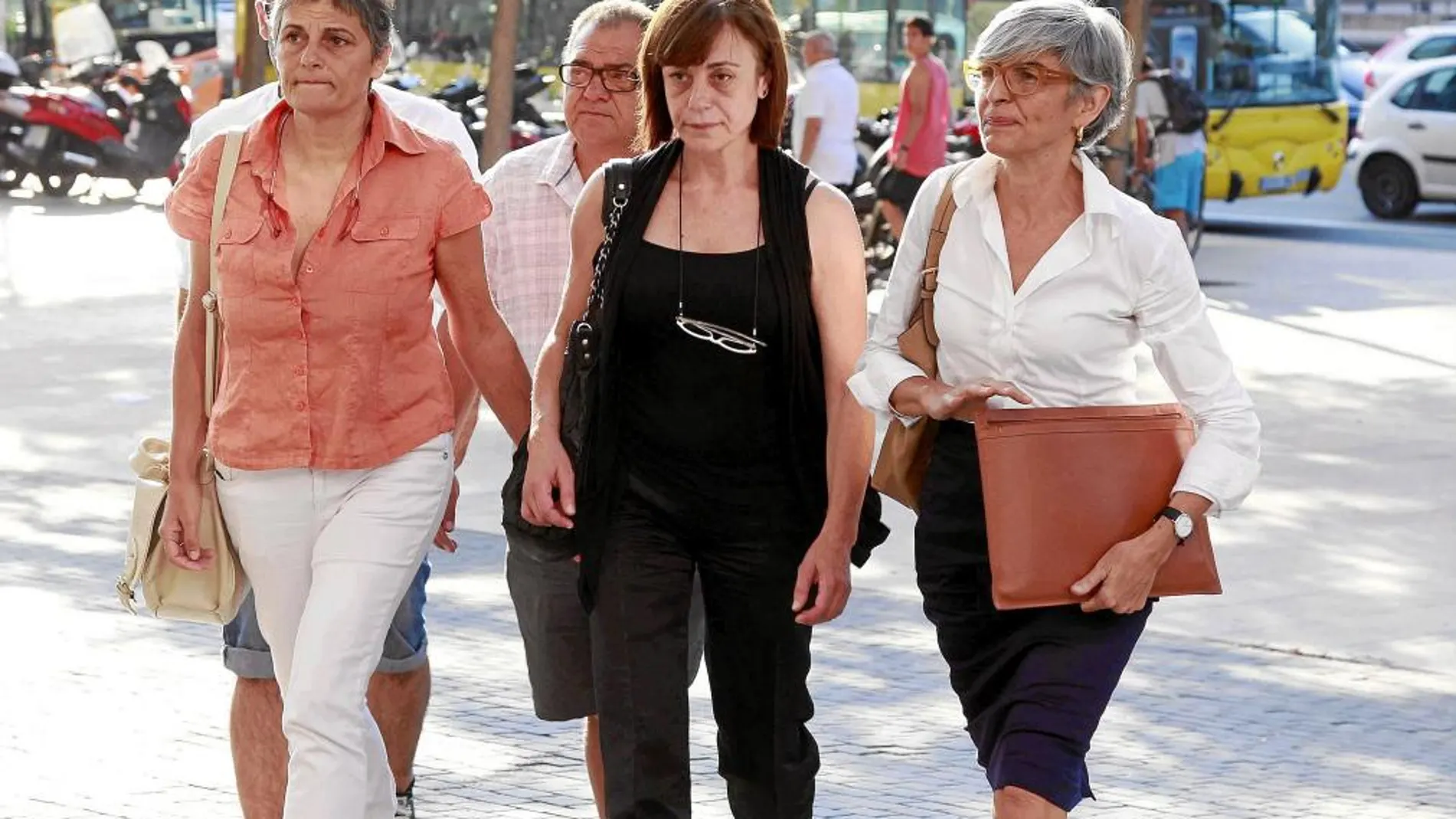 La gerente del PSC, Lluïsa Bruguer, en el medio de la imagen, acudió al juzgado sin lacompañía de miembros del partido, a petición propia