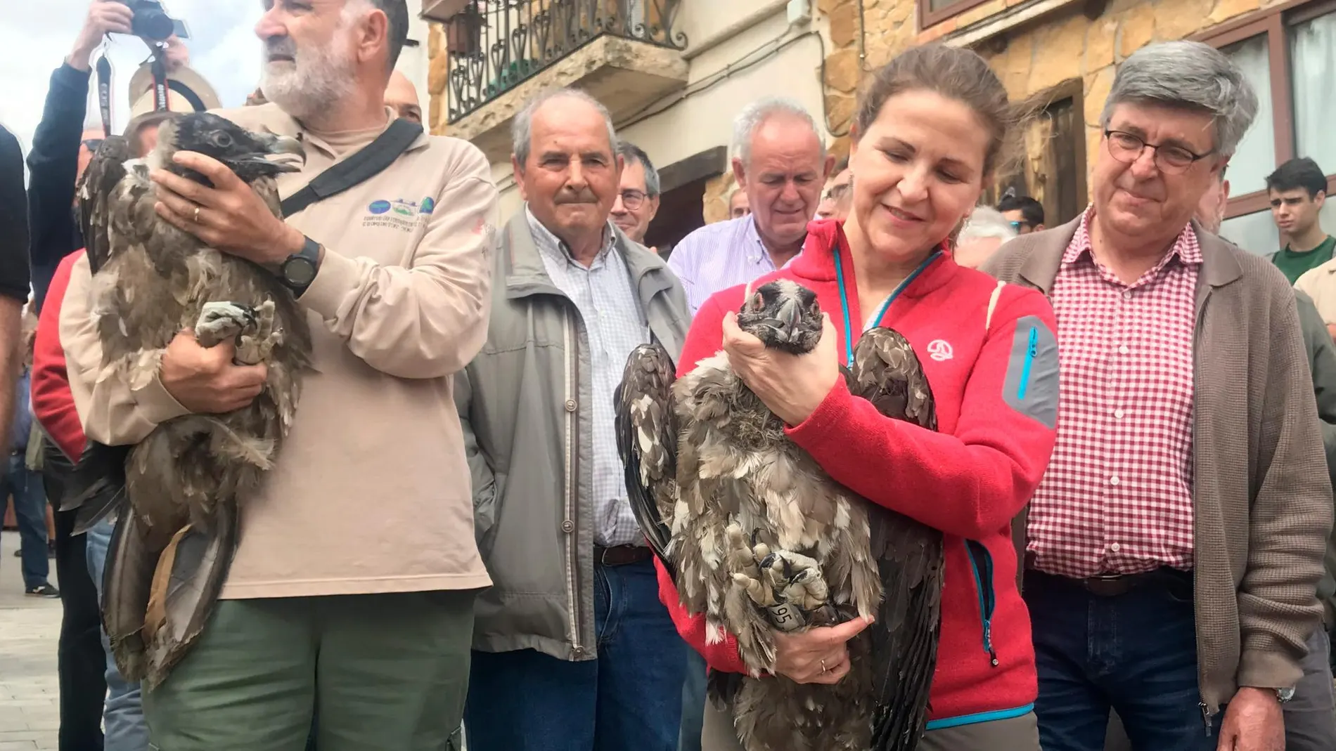 La consellera de Agricultura, Medio Ambiente, Cambio Climático y Desarrollo Rural, Elena Cebrián, participó ayer en el acto de liberación de dos crías de quebrantahuesos en Bel, una pedanía de Rossell (Castellón)