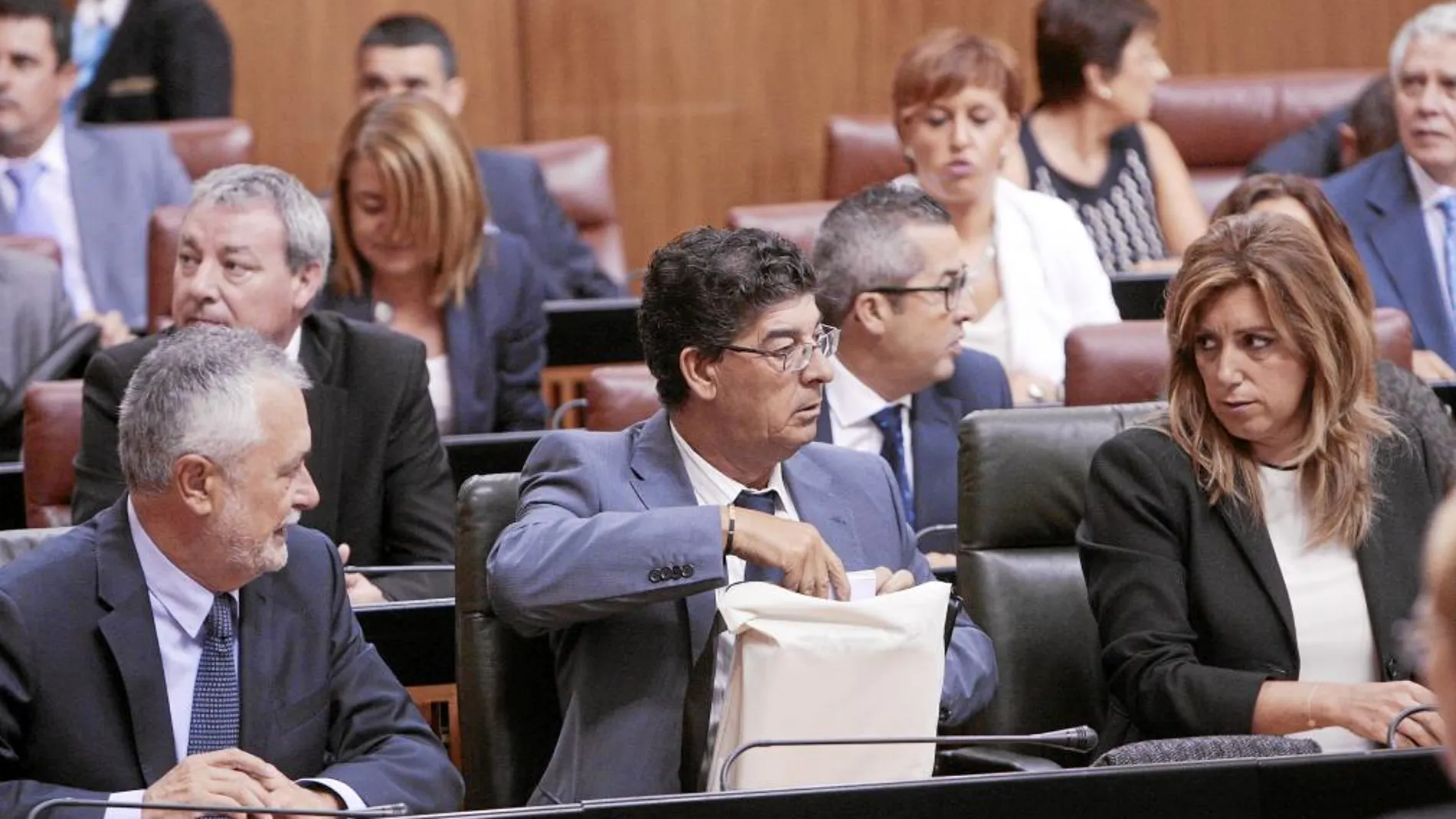 El vicepresidente Valderas, flanqueado por la presidenta Susana Díaz y el ex presidente José Antonio Griñán