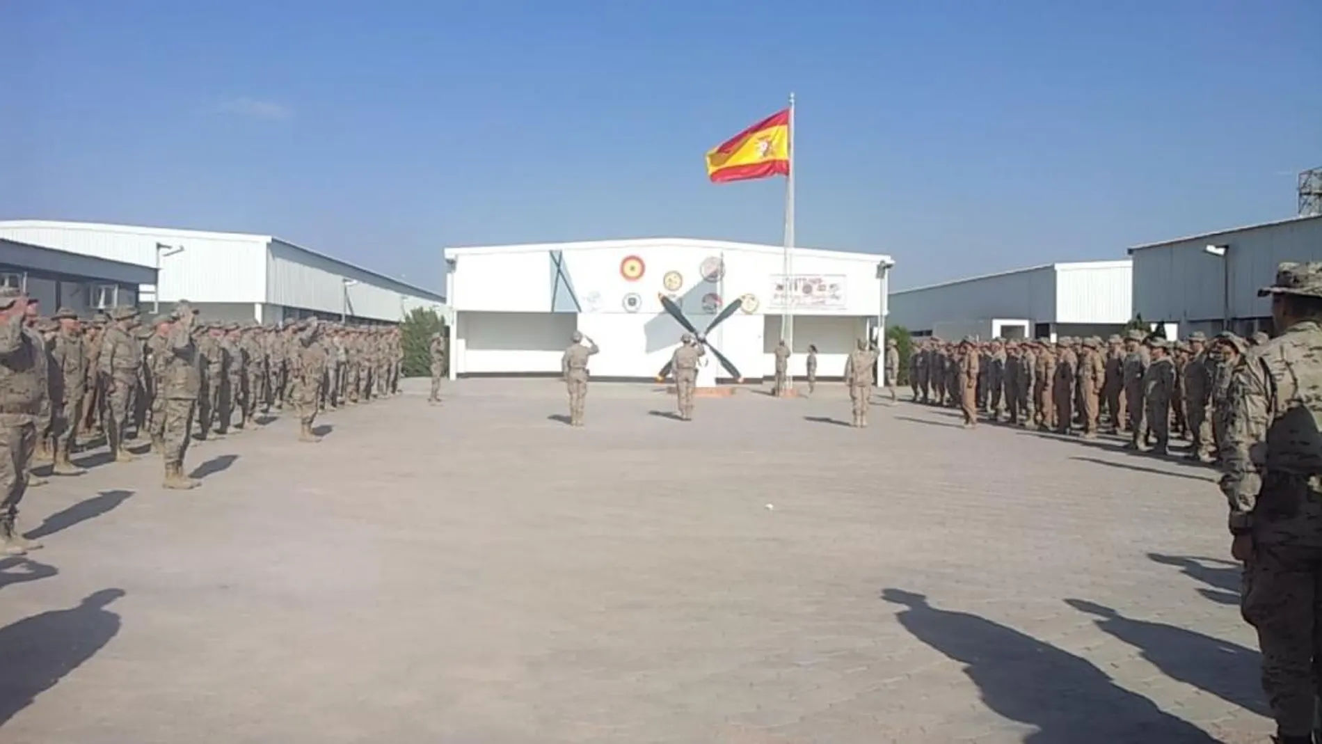 Afganistan, Base de Herat , Izado de bandera en la Plaza de España