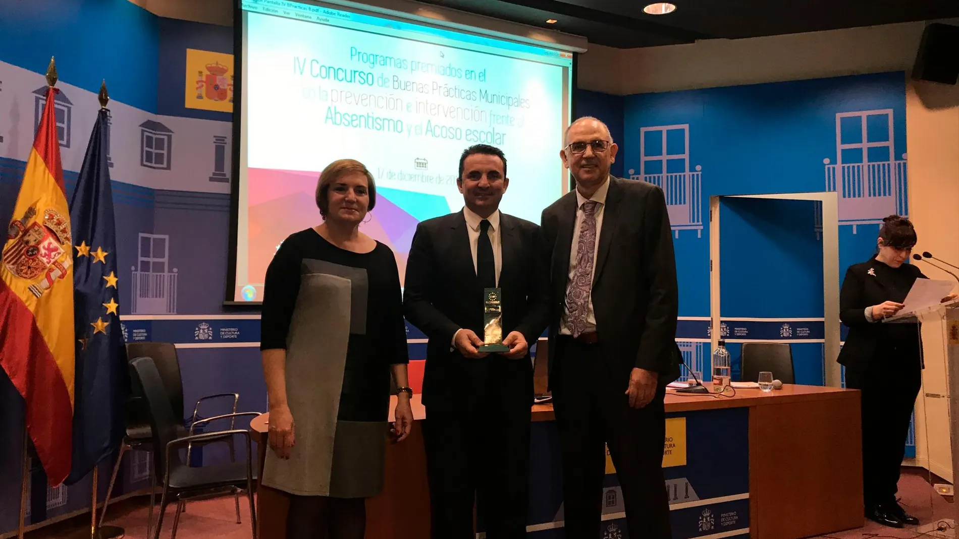 Bernabé Cano, alcalde de La Nucía, recibe el premio de manos de Santiago Sánchez Martín, en representación del Ministerio y Mª Eugenia Simarro, en representación de la FEMP