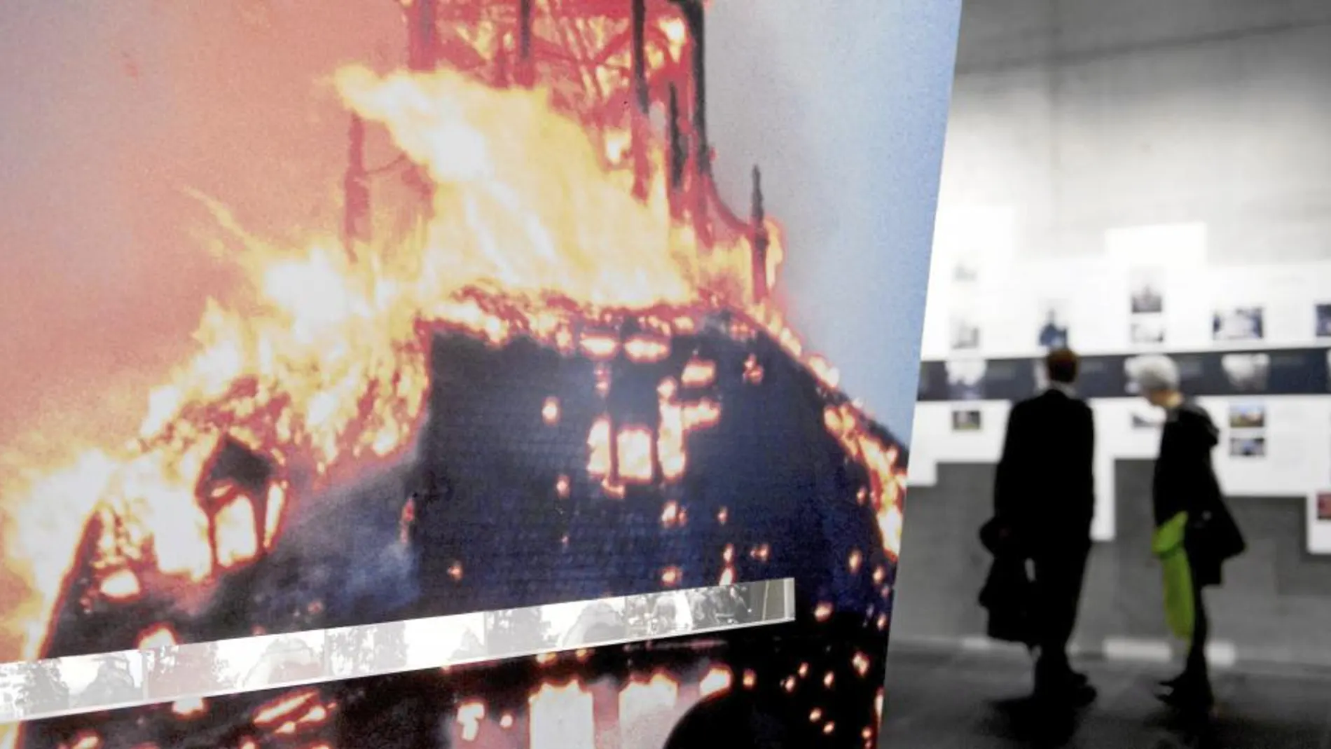Una sinagoga en llamas en una exposición en Berlín