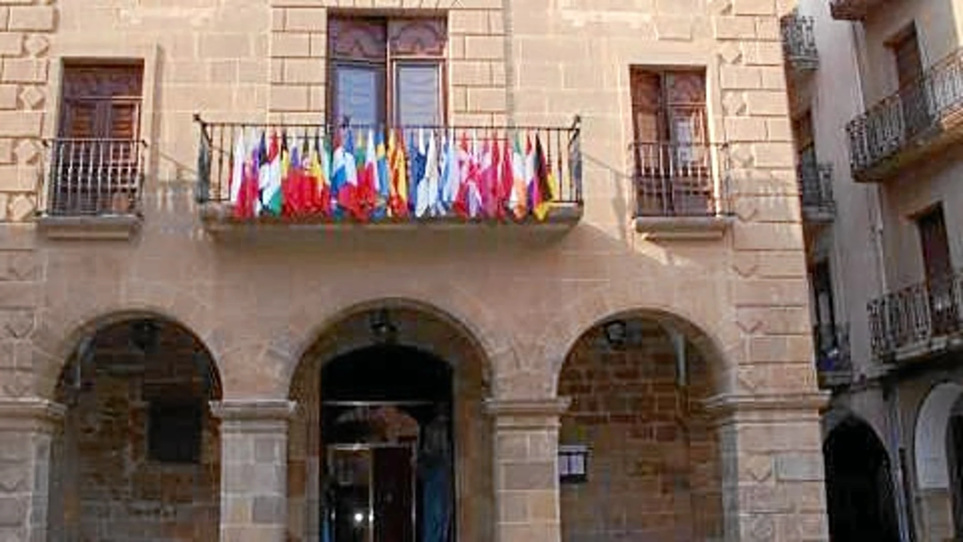 El Consistorio de Agramunt con las banderas de los países de la Unión Europea.