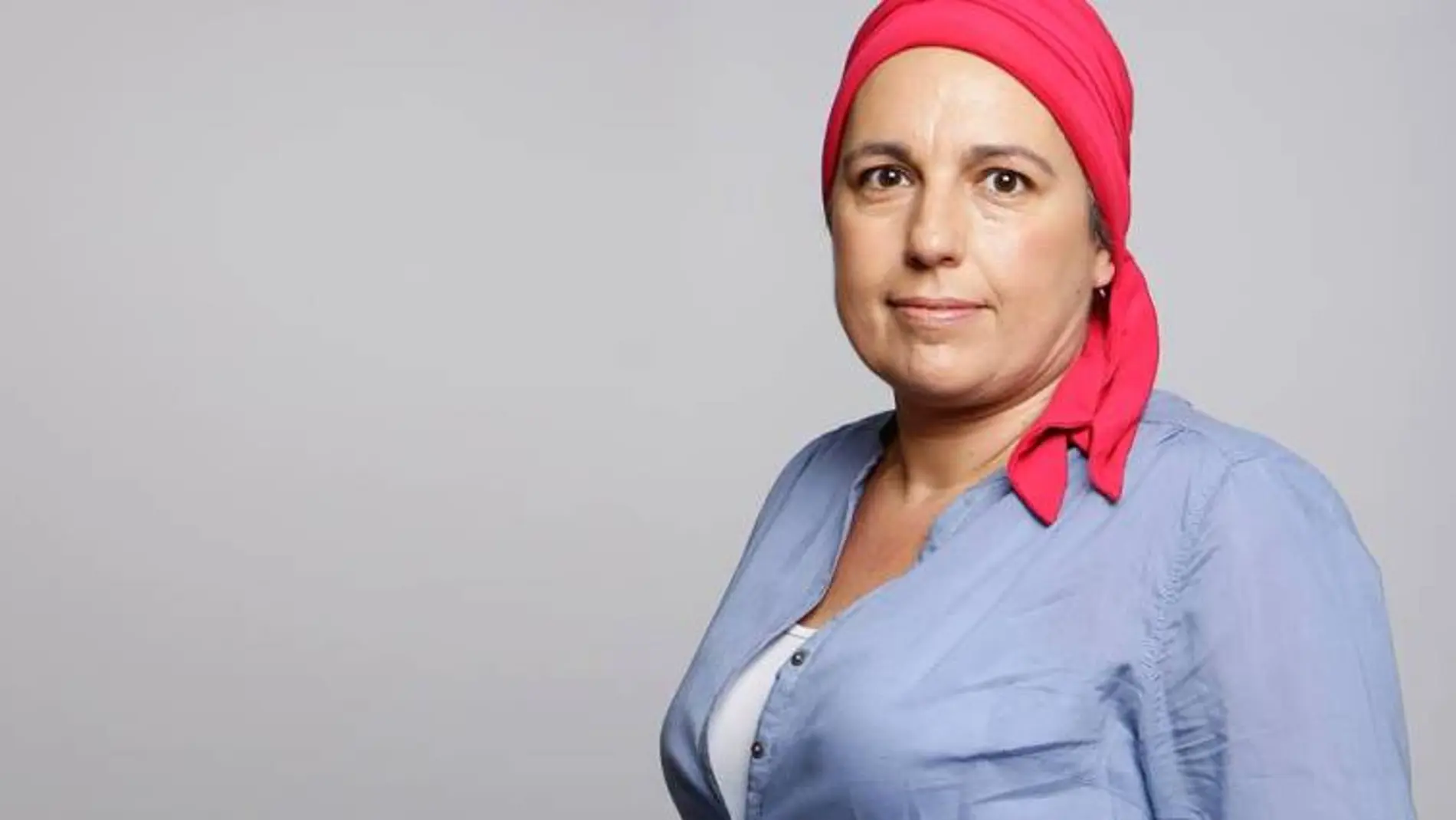 Inma Escriche posando con el pañuelo que suelen usar los pacientes de quimioterapia