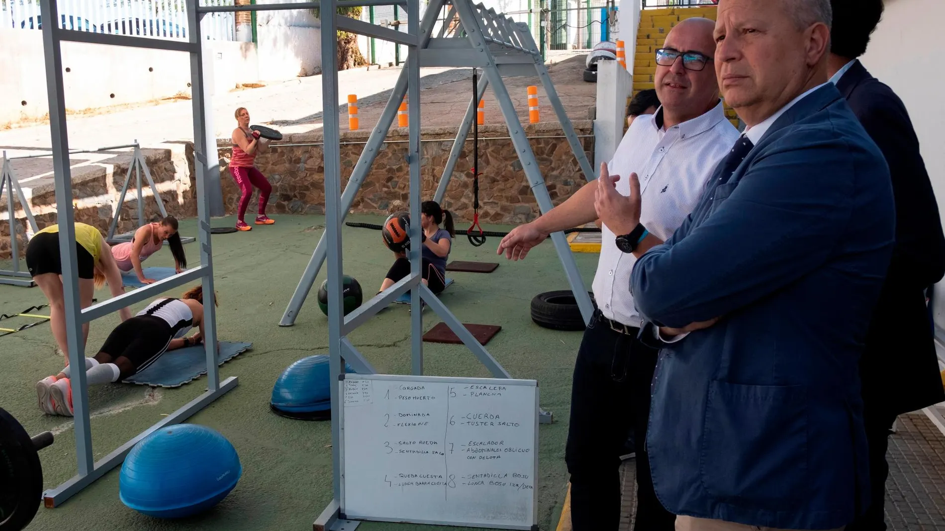 Imbroda visitó ayer la Ciudad Deportiva de Huelva que acogerá en 2021 el Campeonato Mundial de Bádminton /Foto: EFE