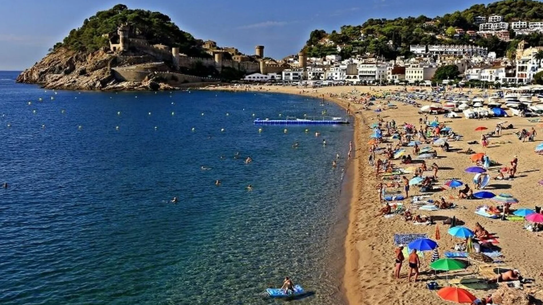 En la imagen, la playa de la población de Tossa de Mar