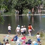 Los madrileños aprovechan en los días de calor los recursos naturales de la Comunidad, como las pozas de Las Presillas de Rascafría