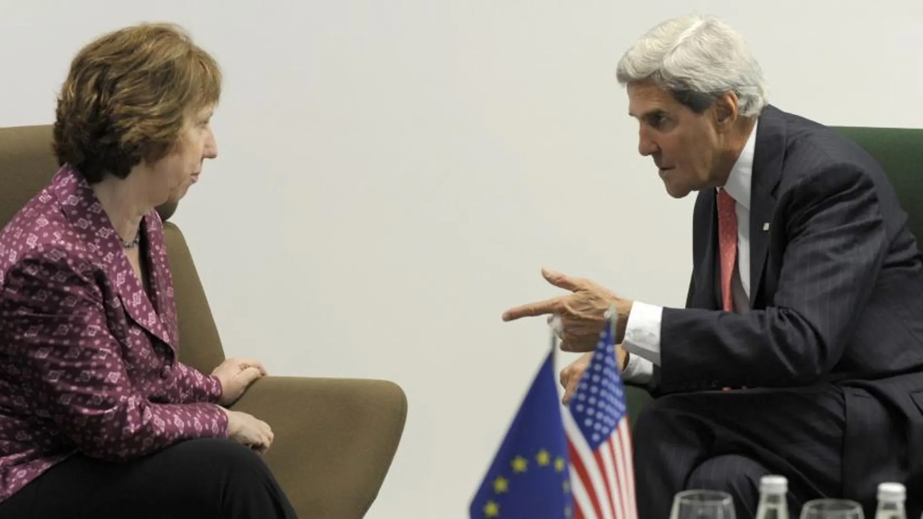 El secretario de Estado estadounidense John Kerry en reunión con Catherine Ashton antes de la cumbre de ministros de Exteriores europeos celebrada en Vilna.