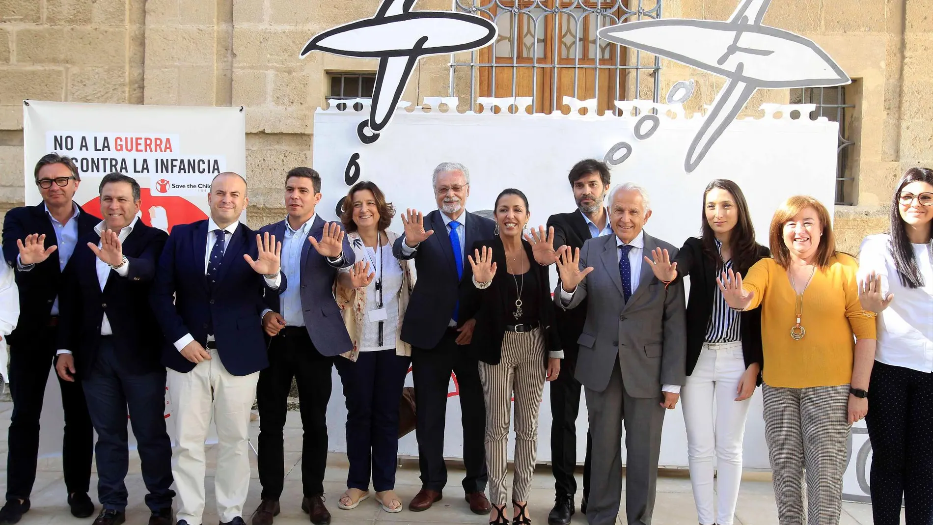El responsable de la ONG en Andalucía, Javier Cuenca, junto a parlamentarios andaluces y el Defensor del Pueblo / Foto Manuel Olmedo