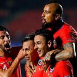 Los jugadores chilenos celebran uno de los goles anotados ante Japón