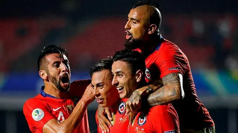 Los jugadores chilenos celebran uno de los goles anotados ante Japón