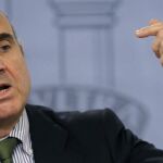 El ministro de Economía y Competitividad, Luis de Guindos, durante la rueda de prensa que ha ofrecido tras la reunión del Consejo de Ministros