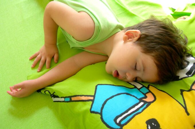 Un niño durmiendo, en una imagen de archivo