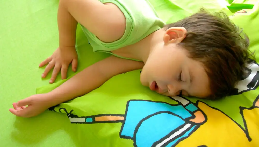 Un niño durmiendo, en una imagen de archivo