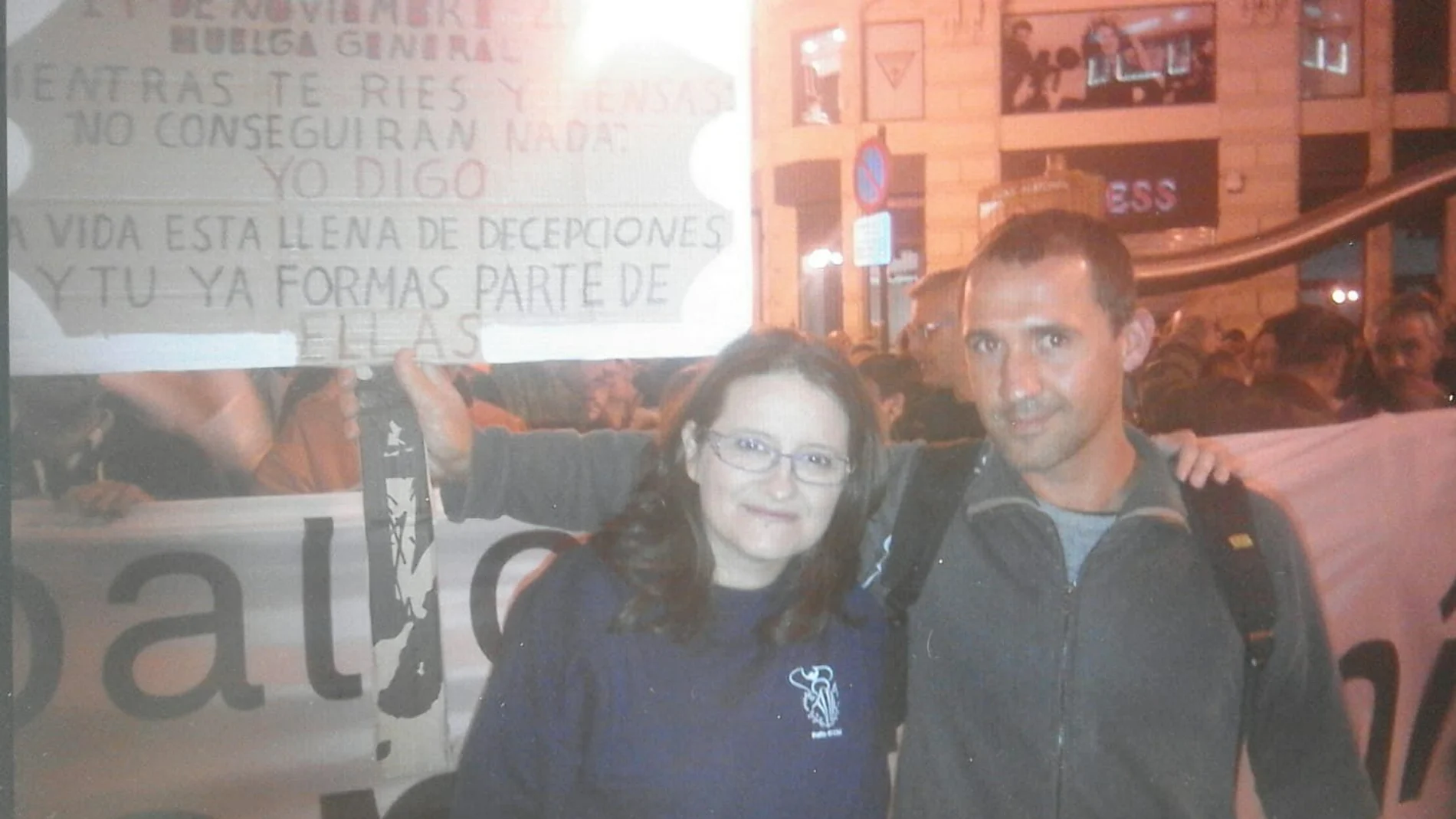 El afectado se fotografió con la consellera de Política de Igualdad, Mónica Oltra en 2014, cuando dice que confiaba en ella