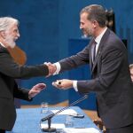 El Príncipe entrega el Premio a un entusiasmado Haneke ayer en Oviedo