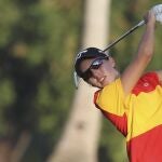 La golfista española Carlota Ciganda golpea la bola durante la tercera ronda del torneo Omega Dubai 2012