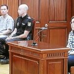 El acusado miraba de reojo a su ex novia, Conchi, mientras declaraba ayer en el juicio