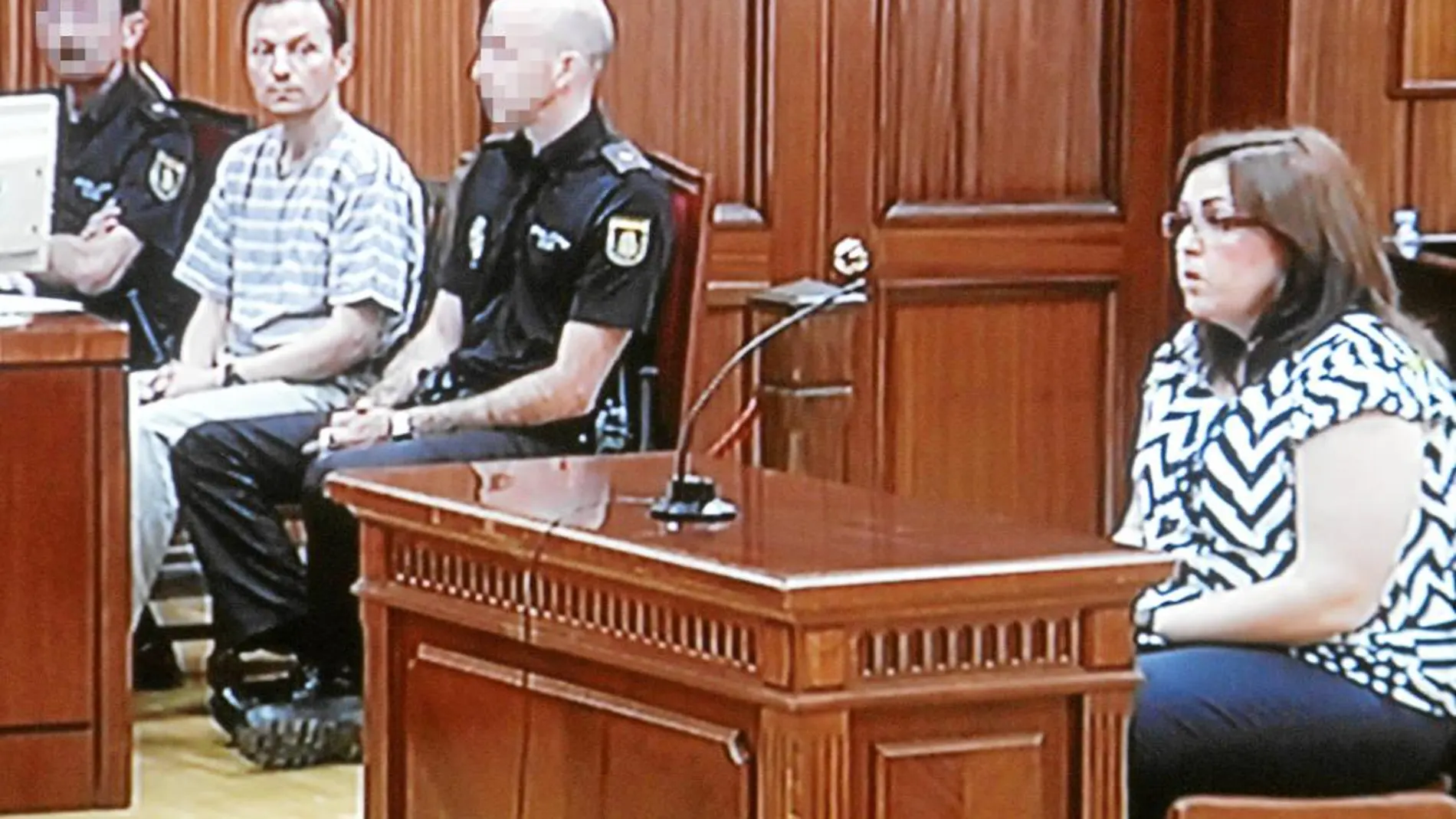 El acusado miraba de reojo a su ex novia, Conchi, mientras declaraba ayer en el juicio