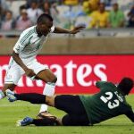 Xavier Samin despeja el balón ante Brown Ideye