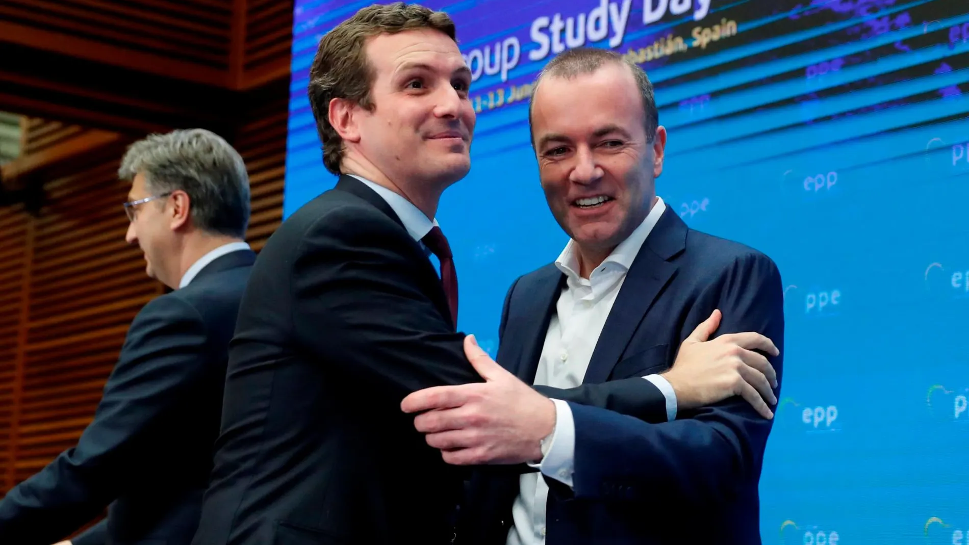 Pablo Casado saluda al presidente del Grupo del Partido Popular Europeo, Manfred Weber. EFE/Juan Herrero.